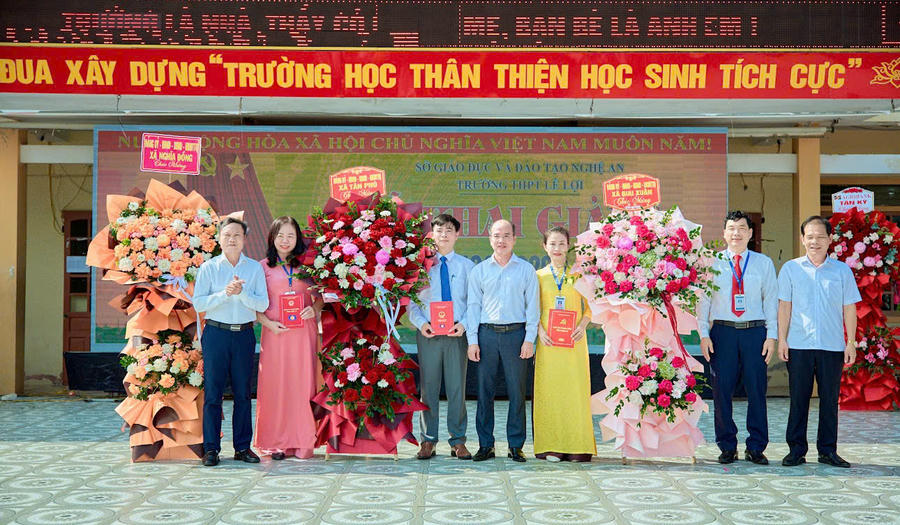 Đại biểu các xã, Hội PH và Doanh nghiệp tặng hoa chúc mừng trường.