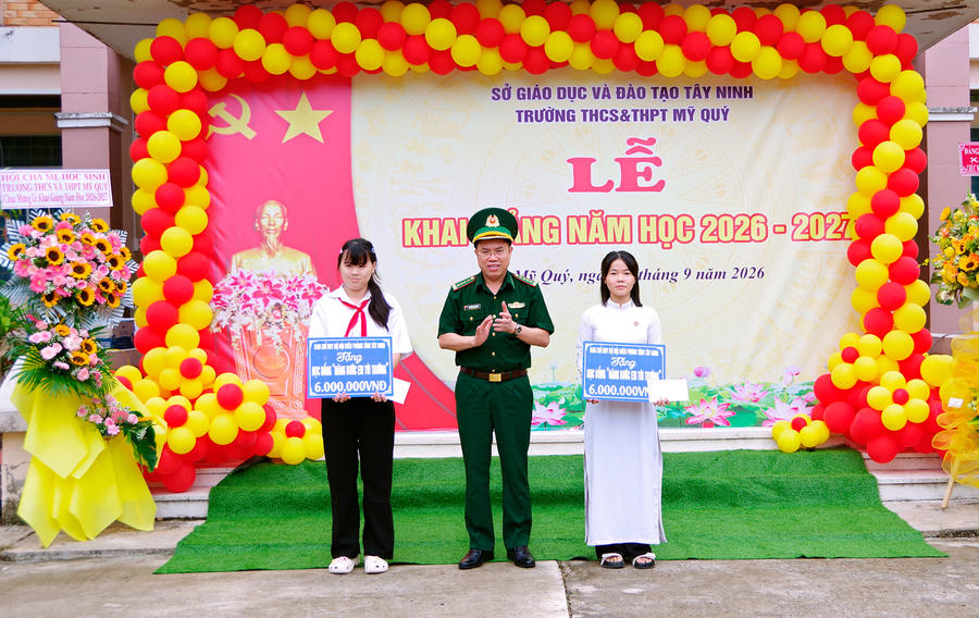 Đại tá Nguyễn Văn Giáp, Chỉ huy trưởng Ban Chỉ huy Bộ đội Biên phòng tỉnh trao học bổng cho các em học sinh tại Trường THCS & THPT Mỹ Quý (ảnh: Quân Xuân)