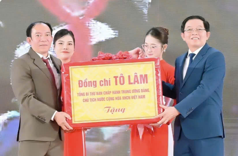 Phó Thủ tướng Chính phủ Hồ Quốc Dũng (bên phải) trao phần quà của Tổng Bí thư, Chủ tịch nước Tô Lâm cho Trường Phổ thông nội trú liên cấp Tiểu học và THCS Ia Púch. Ảnh: Báo Gia Lai