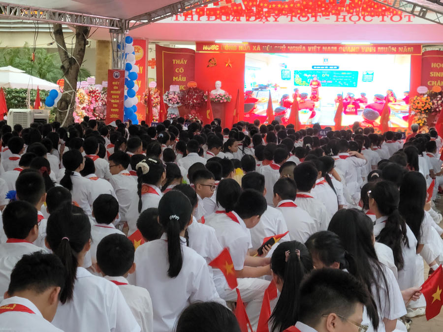 Không khí tập trung, trang nghiêm của toàn thể học sinh khi cùng hướng mắt về sân khấu chính, lắng nghe những thông điệp ý nghĩa đầu năm học mới.