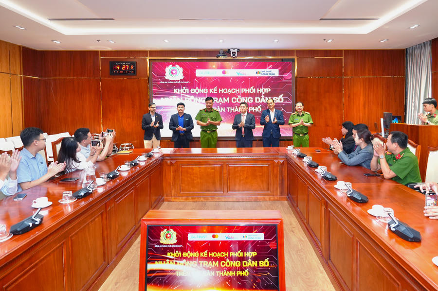 Toàn cảnh lễ ký kết Kế hoạch phối hợp nhân rộng mô hình Trạm công dân số trên địa bàn TP.HCM. Ảnh: H.Khánh