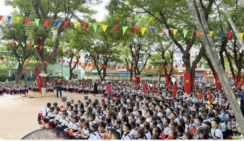Các học sinh xã biên giới Ia Dom chào đón năm học mới trong ngôi trường mới. Các học sinh xã biên giới Ia Dom chào đón năm học mới trong ngôi trường mới.