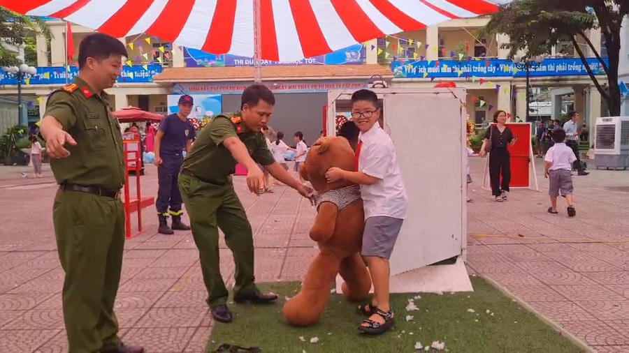 Các cán bộ Công an phường tận tình hướng dẫn cho các học sinh cách thoát hiểm, cứu hộ trong trường hợp hỏa hoạn theo mô hình mô phỏng.