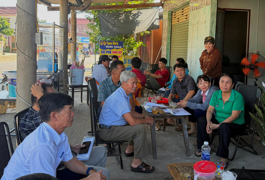 Nhiều bà công nông dân trồng rừng ở Bến Quan khổ sở vì việc cấp đất mới chồng lên đất cũ. Ảnh: Nguyên Phong
