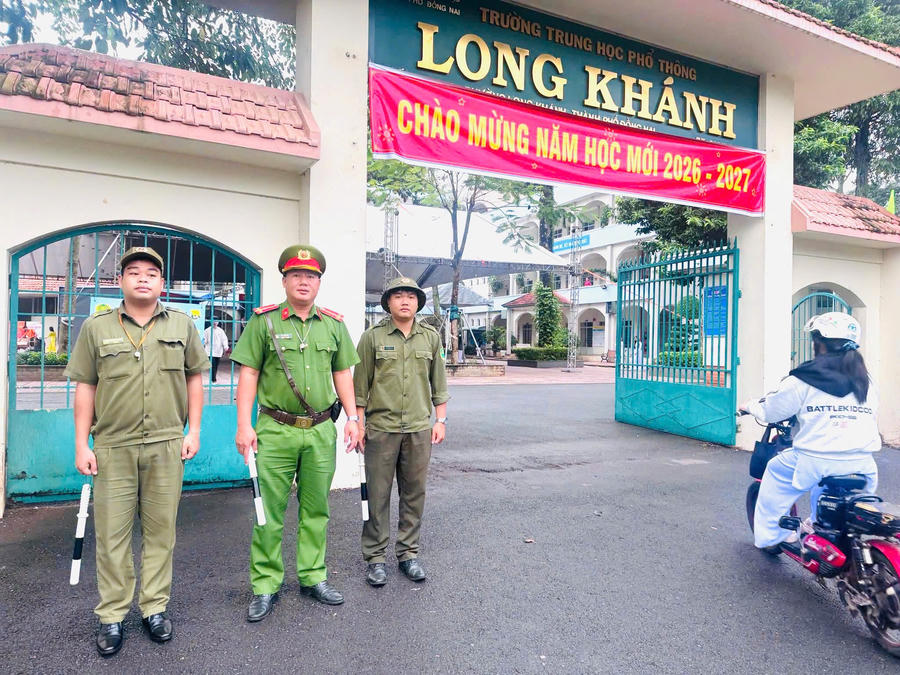 Công an phối hợp với lực lượng tại cơ sở, bảo đảm an ninh và an toàn giao thông trên các tuyến đường dẫn vào trường học. Ảnh: CACC