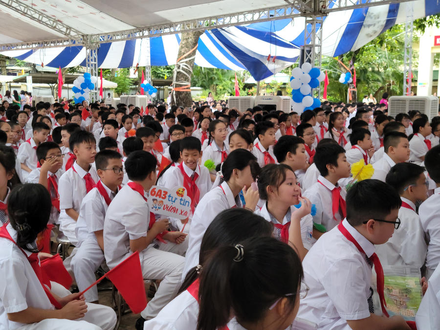Sân trường rộn rã tiếng cười đùa xen lẫn sự bỡ ngỡ đáng yêu. Khẩu hiệu "6A3 tự tin vươn xa" rực rỡ trên tay các "tân binh" đã thể hiện trọn vẹn tinh thần tuổi trẻ nhiệt huyết, tươi vui và đầy sức sống.
