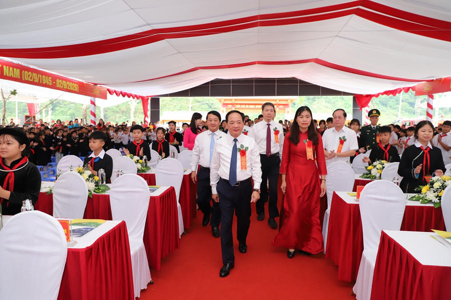 Đại tướng Trịnh Văn Quyết dự và trông cây lưu niệm tại Trường Phổ thông nội trú Tiểu học và Trung học cơ sở Thanh Thủy.