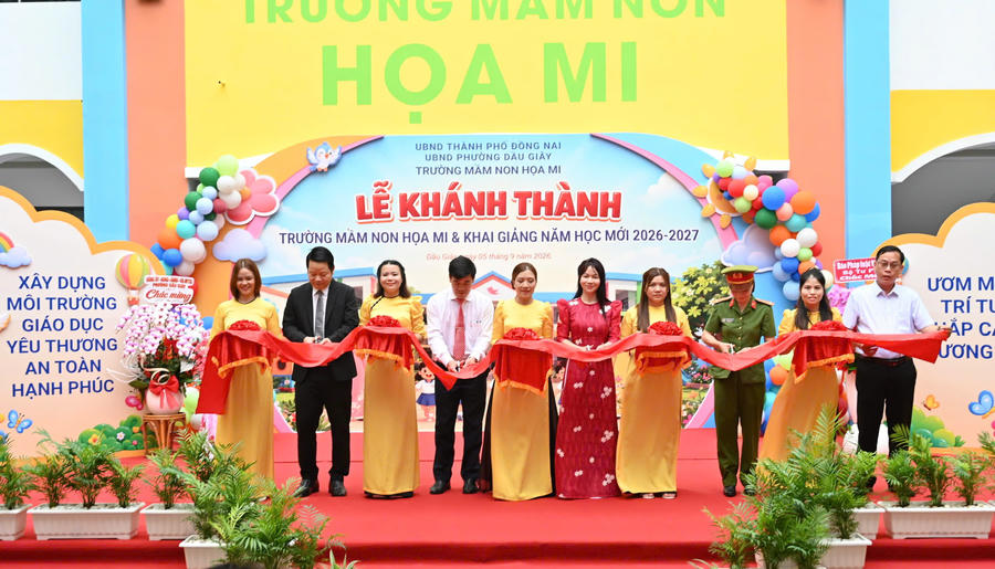 Nghi thức cắt băng khánh thành trang trọng với sự tham gia của lãnh đạo địa phương và Ban giám hiệu, chính thức đưa công trình nâng cấp vào sử dụng.