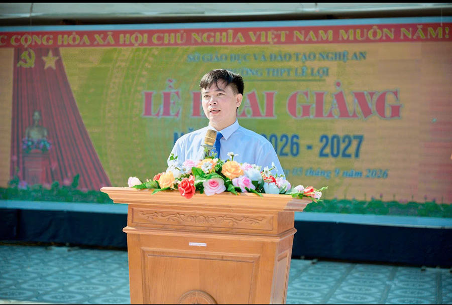 Thầy Nguyễn Minh Hải, Hiệu trưởng nhà trường phát biểu và đánh trống khai giảng năm học mới.