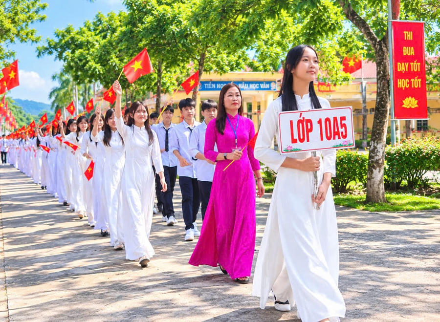 Thầy cô, học sinh các trường học trên địa bàn TP Quảng Ninh rộn ràng bước vào năm học mới. Thầy cô, học sinh các trường học trên địa bàn TP Quảng Ninh rộn ràng bước vào năm học mới.