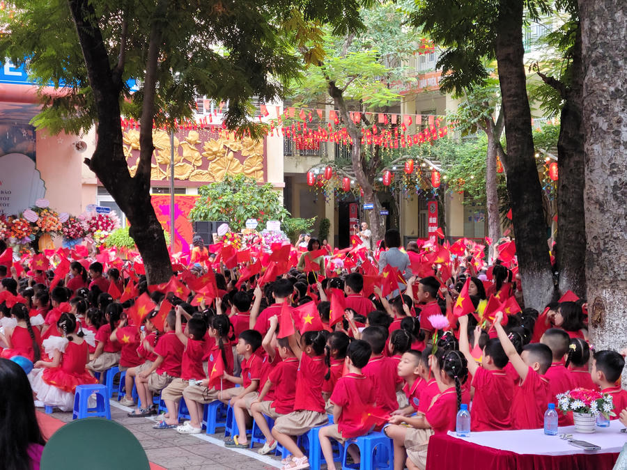 Ánh mắt chăm chú hướng về phía trước cùng những chiếc cờ đỏ sao vàng cầm sẵn trên tay của các em học sinh mang đến một khoảnh khắc lắng đọng, đong đầy sự kỳ vọng thiêng liêng vào năm học 2026 - 2027.