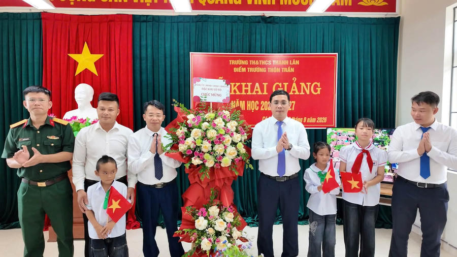 Lãnh đạo Đặc khu Cô Tô cùng các lực lượng trên đảo tặng hoa, chúc mừng thầy và trò điểm trường thôn Trần trong ngày khai giảng năm học 2026-2027