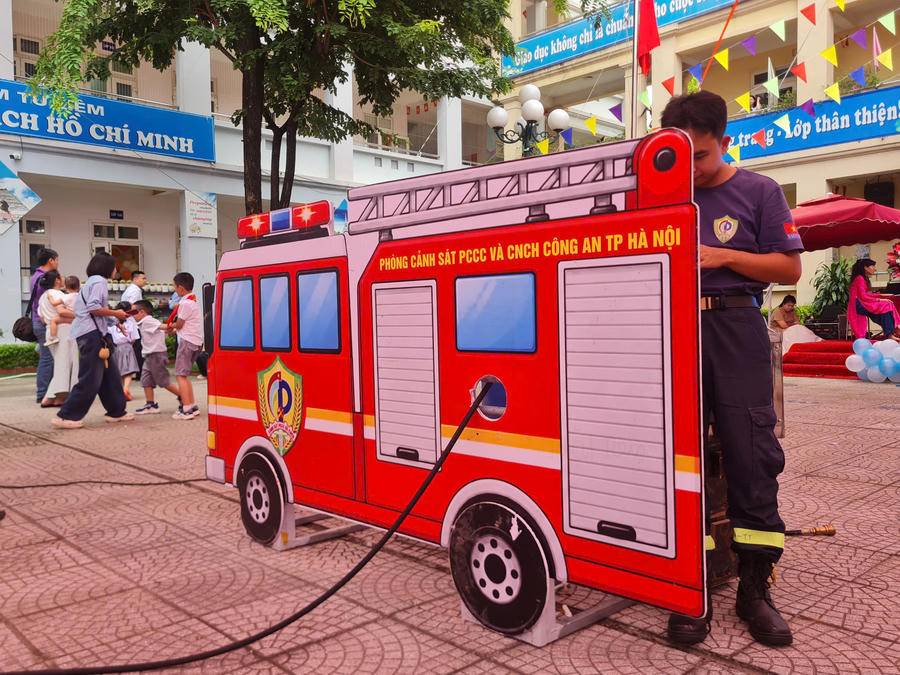 Xe cứu hoả mô phỏng với đường dẫn nước giúp học sinh có những trải nghiệm thực tế hơn.