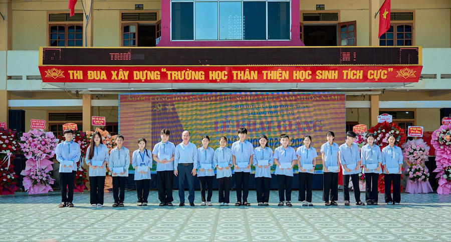 Trao quà cho Học sinh có hoàn cảnh khó khăn từ Đảng uỷ xã Tân Phú và các cựu học sinh.