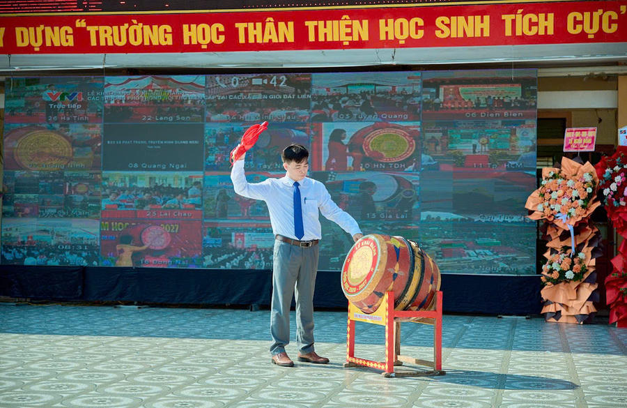 Thầy Nguyễn Minh Hải, Hiệu trưởng nhà trường phát biểu và đánh trống khai giảng năm học mới.