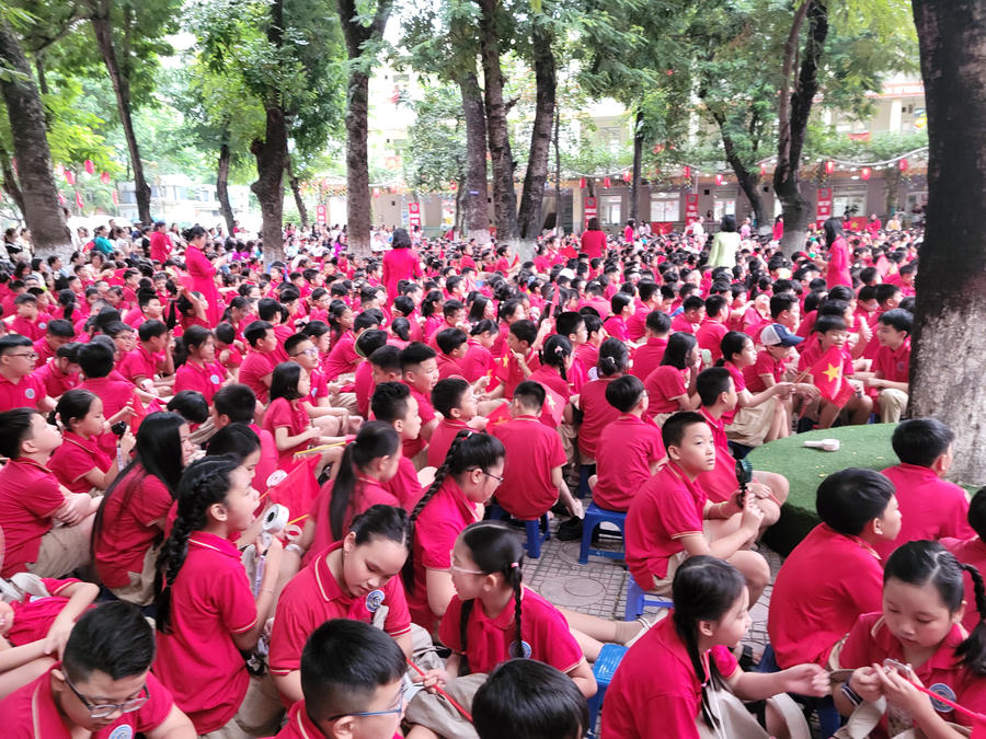 Sự sôi nổi, náo nức len lỏi qua từng hàng ghế khi các em học sinh tíu tít trò chuyện và vui đùa cùng nhau, khoác lên mình màu áo mới chuẩn bị cho một chặng đường đầy hứa hẹn.