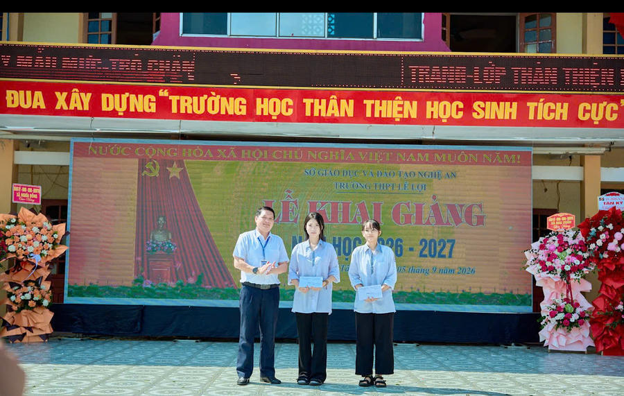 Trao quà cho Học sinh có hoàn cảnh khó khăn từ Đảng uỷ xã Tân Phú và các cựu học sinh.