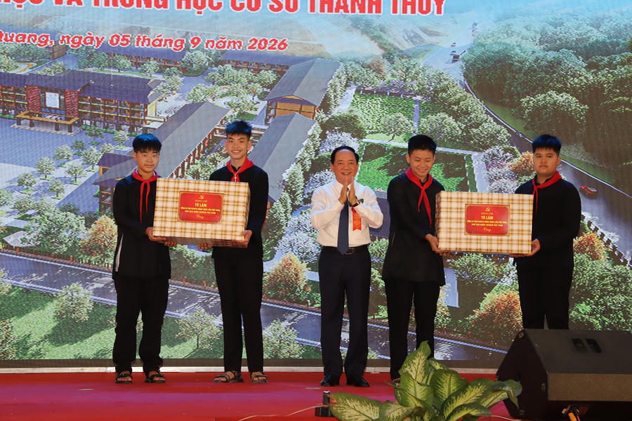 Đại tướng Trịnh Văn Quyết trao 20 quả bóng đá của Tổng Bí thư, Chủ tịch nước Tô Lâm trao tặng học sinh nhà trường và trao quà, học bổng cho 30 học sinh nghèo vượt khó.