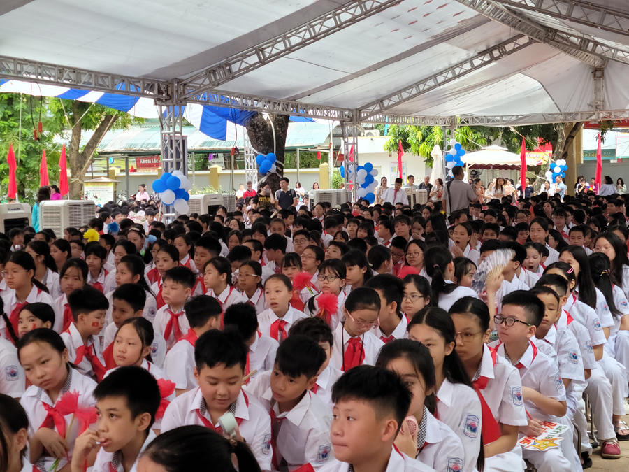 Một "biển" học sinh với muôn vàn cung bậc cảm xúc: có chút bỡ ngỡ, có sự tò mò và cả những niềm vui rộn rã lan tỏa khắp không gian.