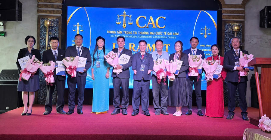 Trao quyết định cho các trọng tài viên. Ảnh: Võ Gia