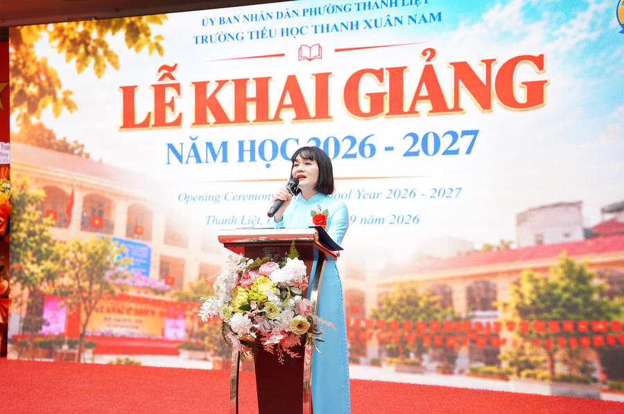 Cô giáo Nguyễn Lệ Hằng phát biểu tại Lễ Khai giảng