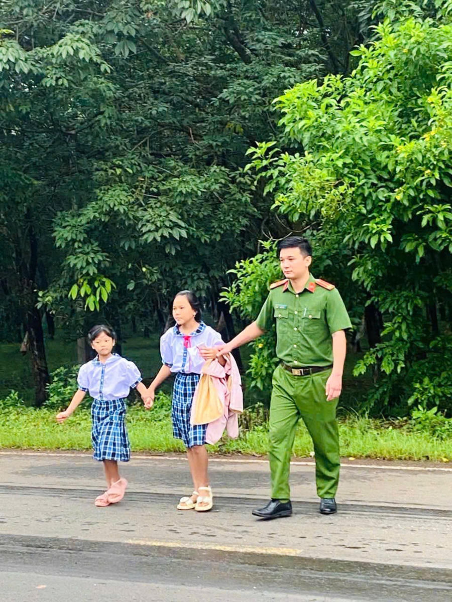 Các chiến sĩ Công an hỗ trợ học sinh đến trường an toàn trong ngày khai giảng. Ảnh: CACC