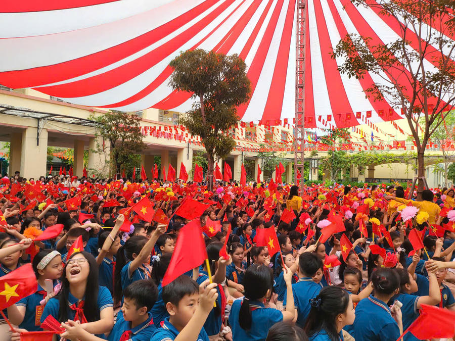 Trên sân trường rực rỡ cò hoa