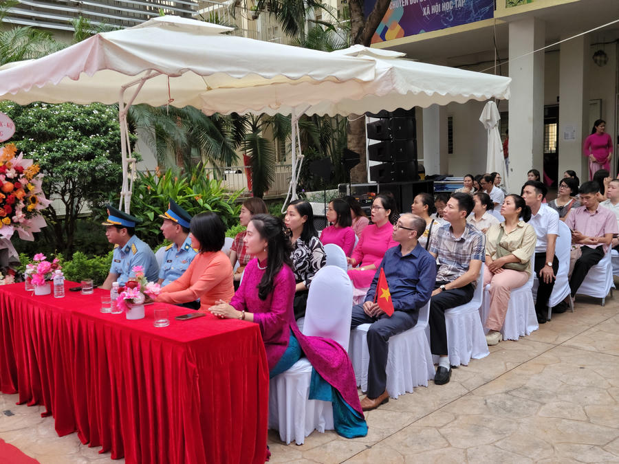 Bầu không khí hân hoan, ấm áp lan tỏa ở hàng ghế đại biểu. Sự chăm chú và những ánh mắt rạng ngời của các khách mời, thầy cô giáo như một lời động viên to lớn gửi tới toàn thể các em học sinh.