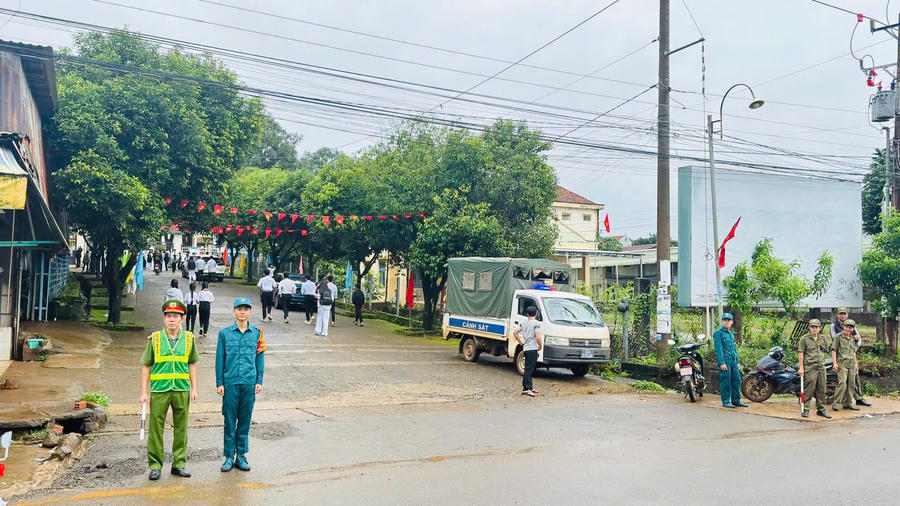 Công an phối hợp với lực lượng tại cơ sở, bảo đảm an ninh và an toàn giao thông trên các tuyến đường dẫn vào trường học. Ảnh: CACC
