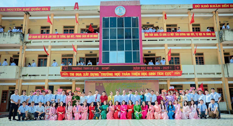 CBGV nhà trường chụp hình cùng Đại biểu tham dự lễ Khai giảng.