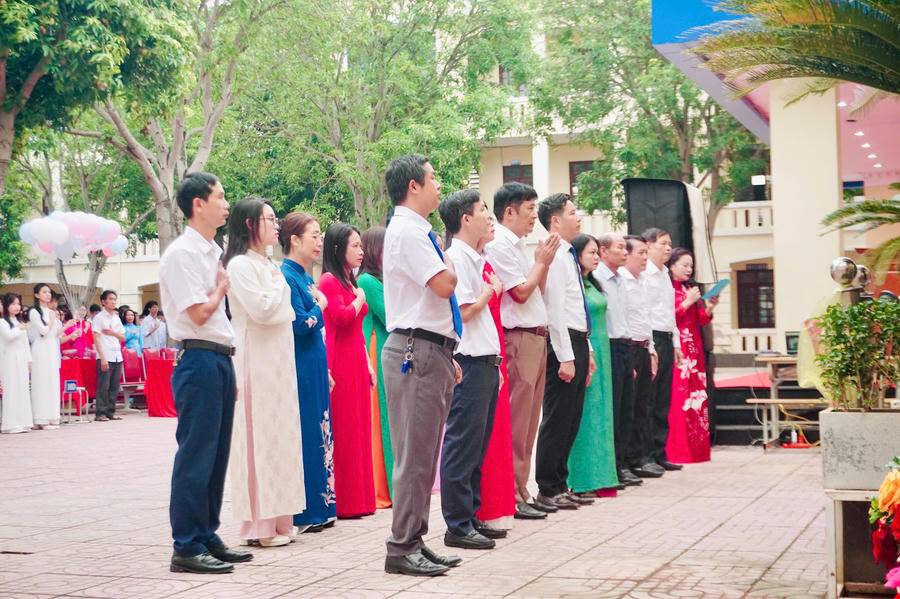 Thầy và trò Trường THPT Lê Viết Thuật (Nghệ An) bước vào năm học mới với nhiều kỳ vọng, đặc biệt chào đón 1.276 học sinh Khóa 50, thế hệ học sinh đánh dấu hành trình hướng tới 50 năm xây dựng và trưởng thành của nhà trường.