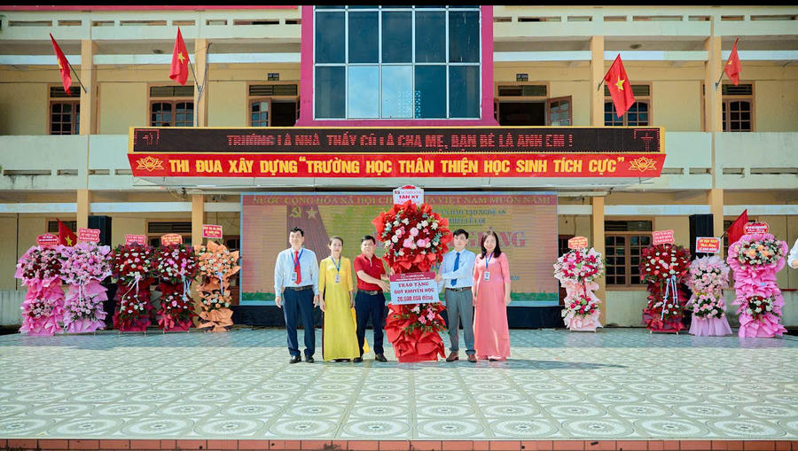 Đại biểu các xã, Hội PH và Doanh nghiệp tặng hoa chúc mừng trường.