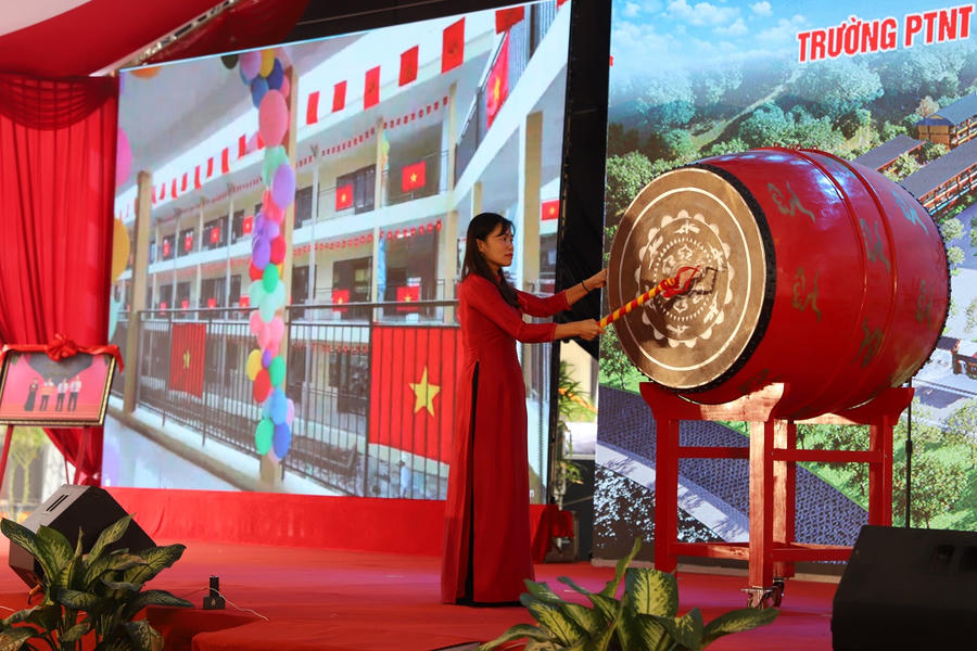 Đại diện Trường Phổ thông nội trú Tiểu học và Trung học cơ sở Thanh Thủy đánh trống khai giảng năm học mới.