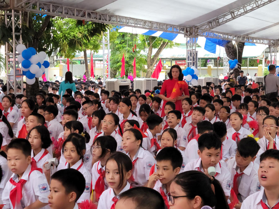 Sân trường ngập tràn không khí náo nức, nhộn nhịp khi hàng ngàn em học sinh tề tựu đông đủ, chăm chú theo dõi từng diễn biến của buổi lễ.