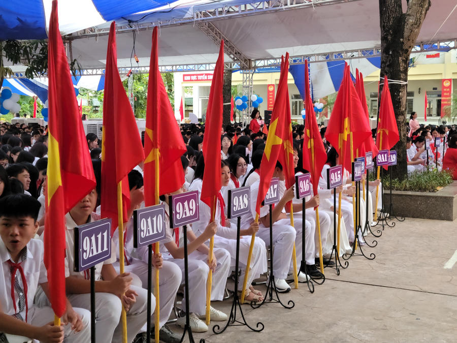 Đại diện các tập thể lớp (khối 9) với biển tên và cờ đỏ chỉnh tề, thể hiện tinh thần kỷ luật, nề nếp và quyết tâm bước vào năm học cuối cấp quan trọng.