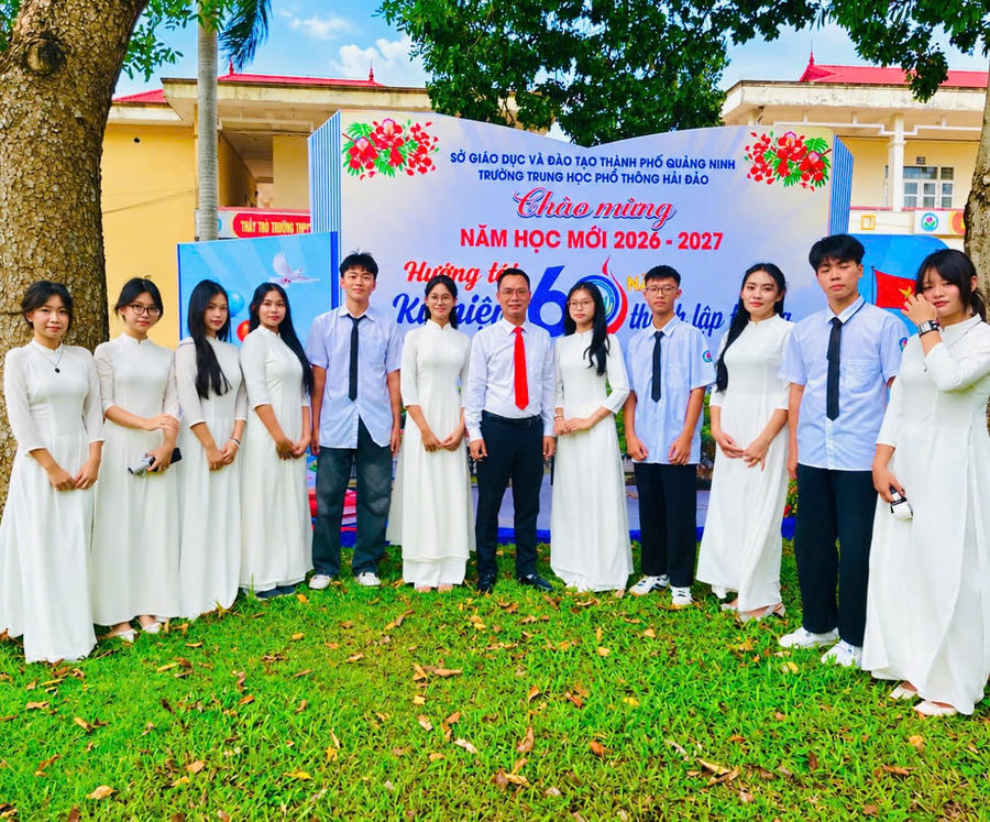 Niềm vui của thầy và trò Trường THPT Hải Đảo trong ngày khai giảng năm học mới.