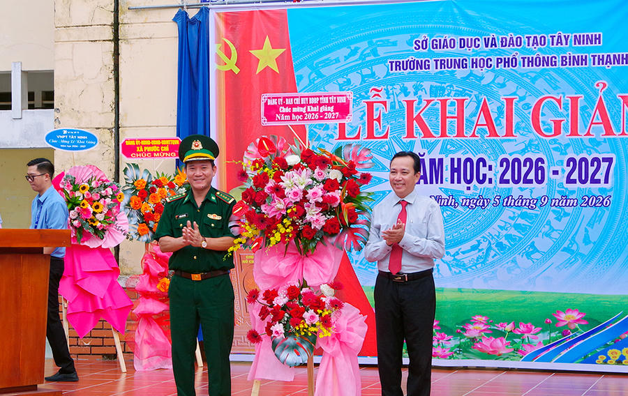 Đại tá Dương Văn Dược, Chính ủy Ban Chỉ huy Bộ đội Biên phòng tỉnh tặng hoa chúc mừng Nhà trường nhân dịp Lễ khai giảng (ảnh: Quân Xuân)