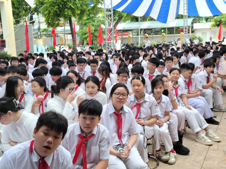 Nét mặt rạng rỡ và ánh mắt chăm chú của các em học sinh mang đến một bầu không khí háo hức, báo hiệu một tâm thế sẵn sàng bước vào năm học mới với nhiều kỳ vọng và niềm vui.