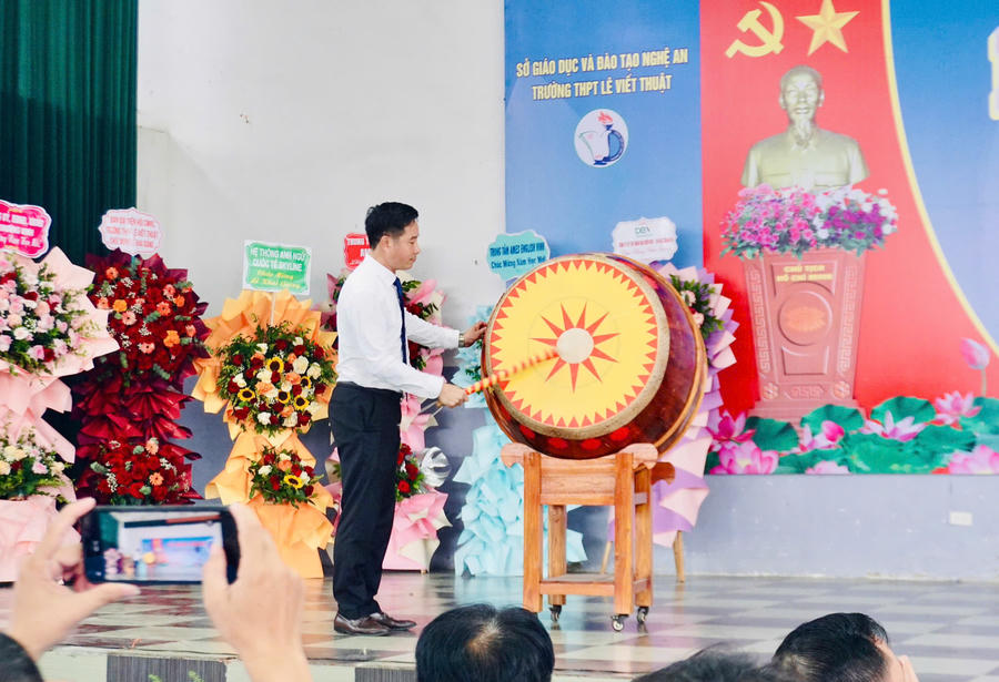 Tiếng trống khai trường cũng là lời nhắc nhở về một chặng đường mới đã chính thức bắt đầu.