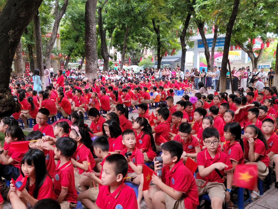 Cả sân trường tiểu học Nguyễn Trãi như được nhuộm kín bởi sắc đỏ rực rỡ của đồng phục, khắc họa một bức tranh toàn cảnh vừa trang nghiêm, nề nếp nhưng cũng không kém phần sống động trong ngày hội lớn.