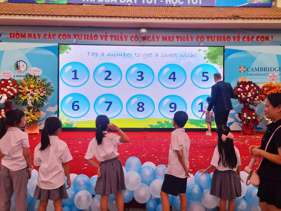 Ngoài ra học sinh còn được trải nghiệm các trò chơi trí tuệ, các câu hỏi tiếng anh dưới sự điều tiết của thầy giáo bản địa.