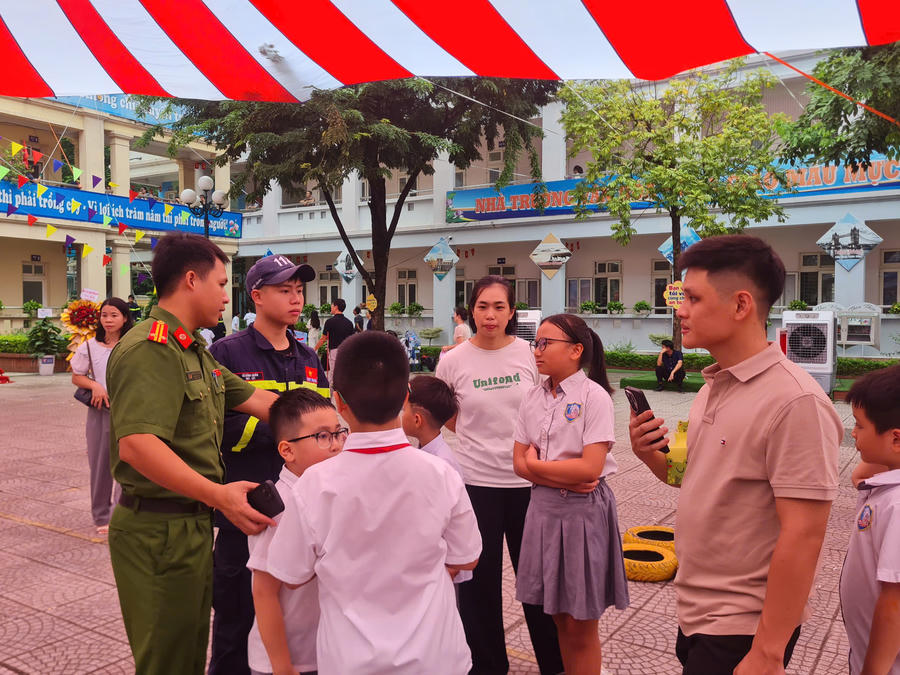 Cán bộ Công an phường, Cán bộ Cảnh sát phòng cháy, chữa cháy, phụ huynh cùng học sinh "hiệp đồng tác chiến" trong trường hợp có hỏa hoạn mô phỏng.