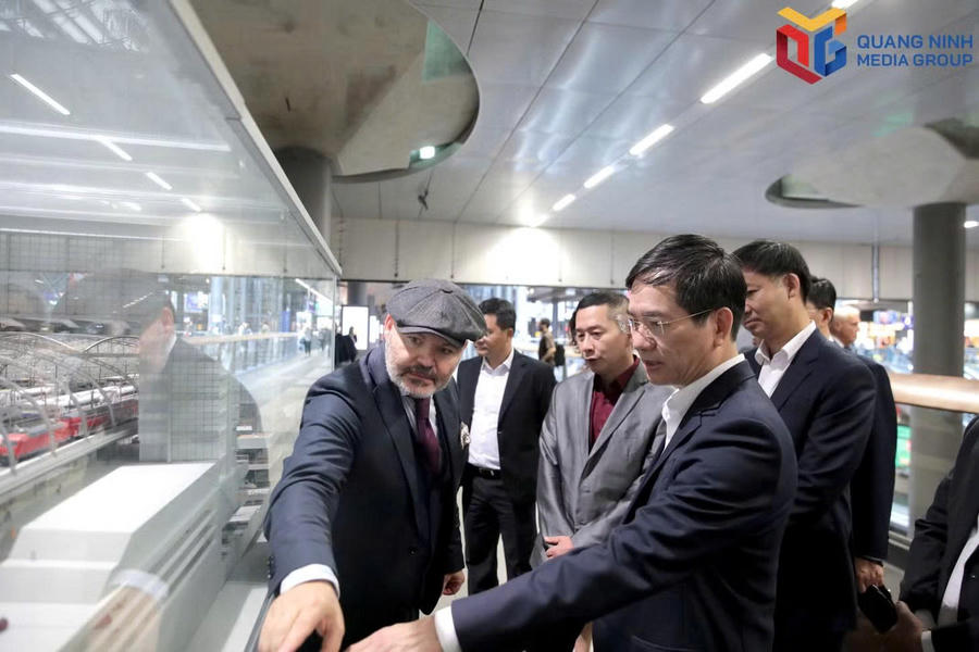 Đoàn công tác thành phố Quảng Ninh khảo sát Nhà ga trung tâm Berlin.Ảnh: Báo Quảng Ninh