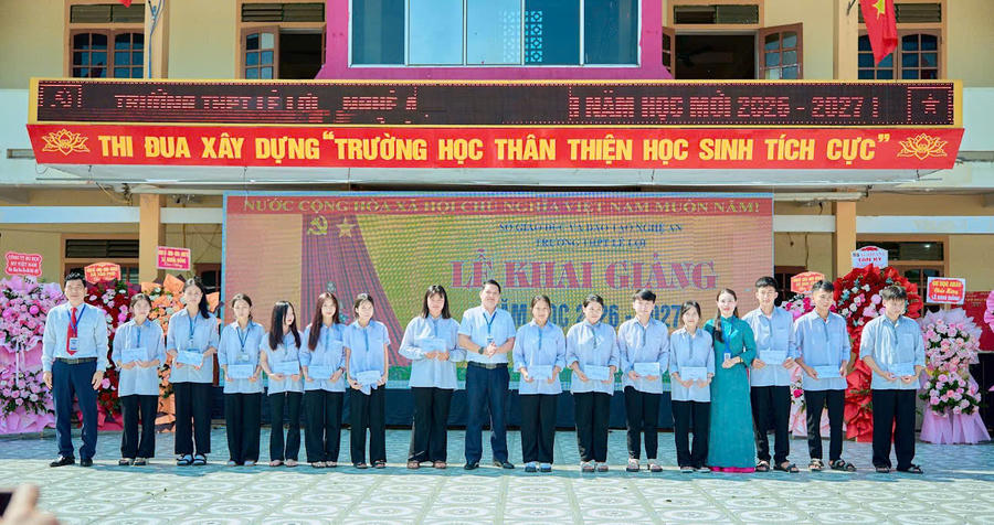 Trao quà cho Học sinh có hoàn cảnh khó khăn từ Đảng uỷ xã Tân Phú và các cựu học sinh.