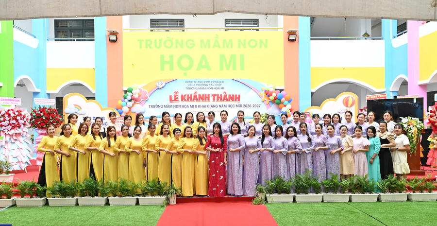 Tập thể sư phạm nhà trường chụp ảnh lưu niệm tại buổi lễ khai giảng năm học 2026 - 2027.