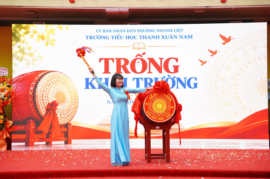 Cô Nguyễn Lệ Hằng - Hiểu trưởng trường Tiểu học Thanh Xuân Nam đánh trống chào mừng năm học mới