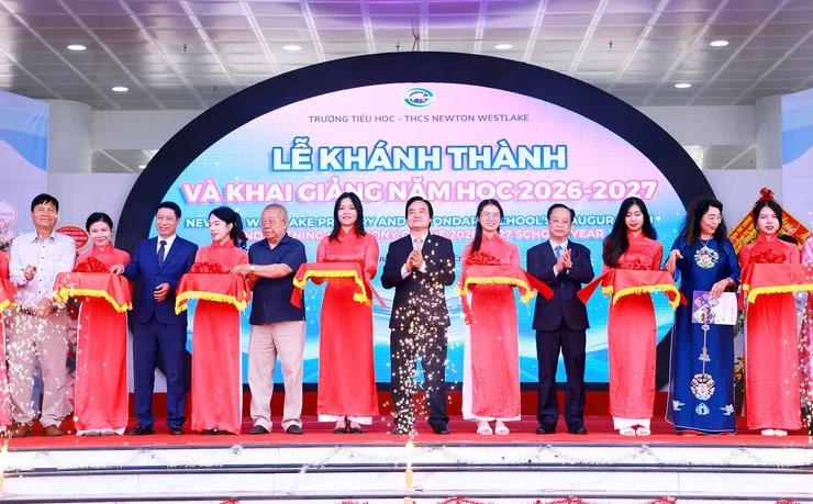Các đại biểu, cán bộ, giáo viên nhà trường thực hiện nghi thức cắt băng khánh thành.
