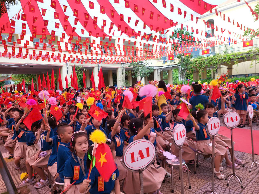 Trên sân trường rực rỡ cò hoa