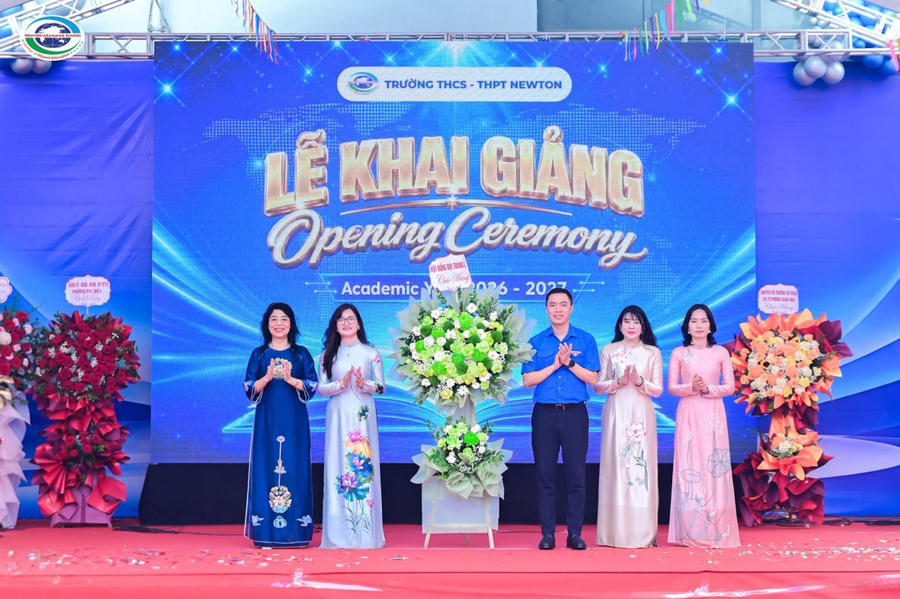 Đồng chí Hoàng Thái Nam – Uỷ viên Ban Thường vụ, Phó trưởng Ban Công tác thanh thiếu nhi Trung ương Đoàn, Phó Chủ tịch TT Hội đồng Đội Trung ương cũng lẵng hoa tươi thắm chúc mừng nhà trường trong Lễ Khai giảng.
