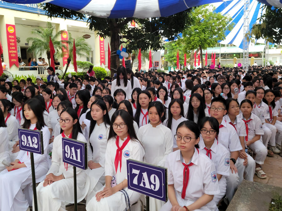 Sắc trắng tinh khôi của tà áo dài nữ sinh xen lẫn sự ngay ngắn, chỉnh tề của các tập thể lớp tạo nên một bức tranh khai trường thanh lịch, nề nếp nhưng cũng đong đầy cảm xúc xao xuyến của thanh xuân.